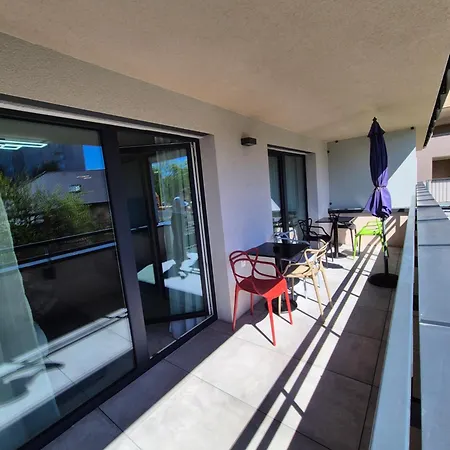Alfa With Private Garden And Free Garage Parking Apartment *