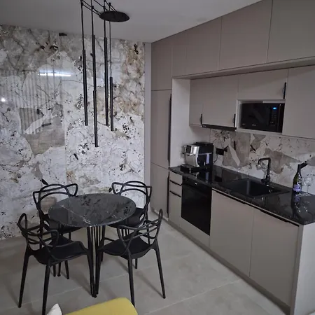 Alfa With Private Garden And Free Garage Parking *