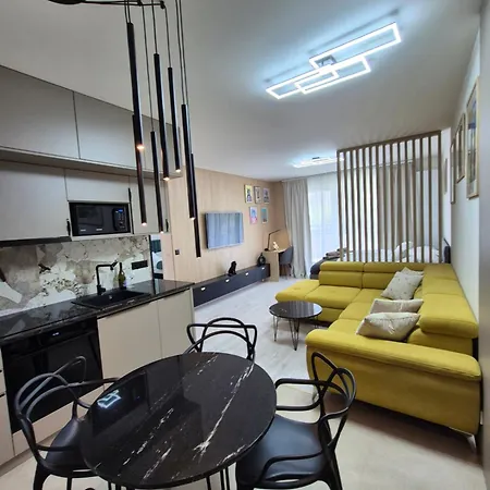 Alfa With Private Garden And Free Garage Parking Apartment